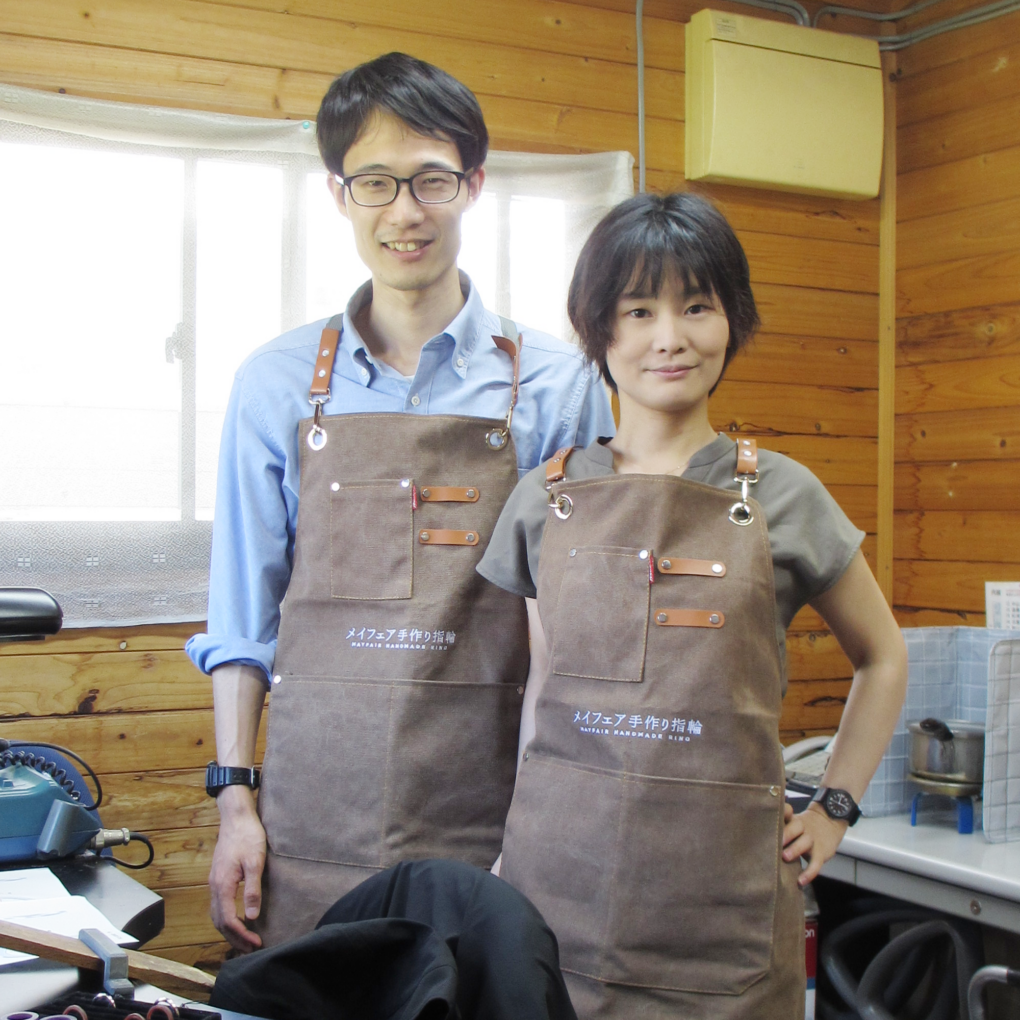 【スタッフより】 ご結婚指輪を「手作り指輪」で作成して頂きました。 手作り指輪のご予約で「手作り指輪」での作成も決まった為、2023.5.16にお打合せさせて頂きました。 お打合せ中に何度かイメージのすり合わせをさせて頂き、最終的にはお二人ともストレートタイプの結婚指輪をお作りすることになりました。 メンズリング、レディースリング共に形状は、ストレートタイプ、ただ、エッジをたてて指輪表面にひねりを加えている為シンプル過ぎず大人な印象を受けます。内石には誕生石をセッティングして頂きました。 スタッフが制作当日までにベースとなるデザイン画を見ながら作成工程の確認のため一度ワックスで制作。 当日はそれを参考にしながらのワックスで制作となりました。 制作の様子は、お二人にとっての大切な思い出になっていただけたら幸いです。 この指輪と共に末永く幸せに過ごしていただけたらと思います。 お二人にとってこの指輪が“永遠”に大切な宝物であることを願っております。 2023/6/4 ご制作いただきました、D・N様 & K・N様　の手作り結婚指輪をご紹介いたします