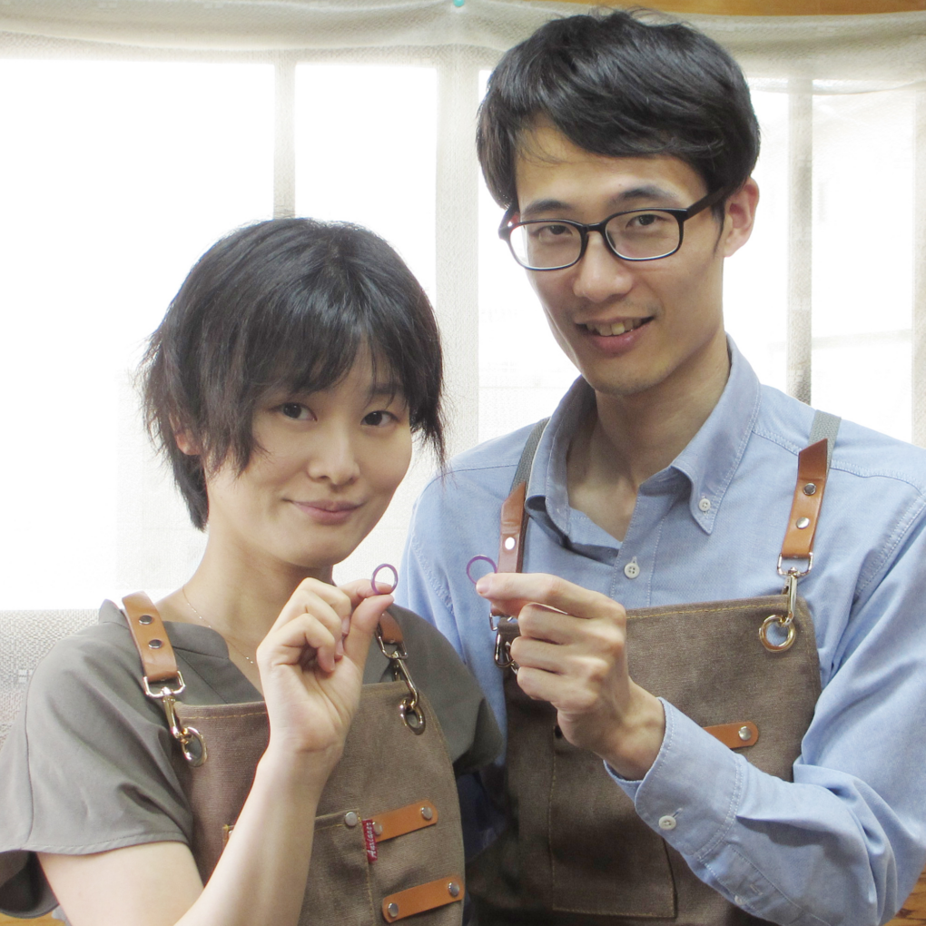 【スタッフより】 ご結婚指輪を「手作り指輪」で作成して頂きました。 手作り指輪のご予約で「手作り指輪」での作成も決まった為、2023.5.16にお打合せさせて頂きました。 お打合せ中に何度かイメージのすり合わせをさせて頂き、最終的にはお二人ともストレートタイプの結婚指輪をお作りすることになりました。 メンズリング、レディースリング共に形状は、ストレートタイプ、ただ、エッジをたてて指輪表面にひねりを加えている為シンプル過ぎず大人な印象を受けます。内石には誕生石をセッティングして頂きました。 スタッフが制作当日までにベースとなるデザイン画を見ながら作成工程の確認のため一度ワックスで制作。 当日はそれを参考にしながらのワックスで制作となりました。 制作の様子は、お二人にとっての大切な思い出になっていただけたら幸いです。 この指輪と共に末永く幸せに過ごしていただけたらと思います。 お二人にとってこの指輪が“永遠”に大切な宝物であることを願っております。 2023/6/4 ご制作いただきました、D・N様 & K・N様　の手作り結婚指輪をご紹介いたします