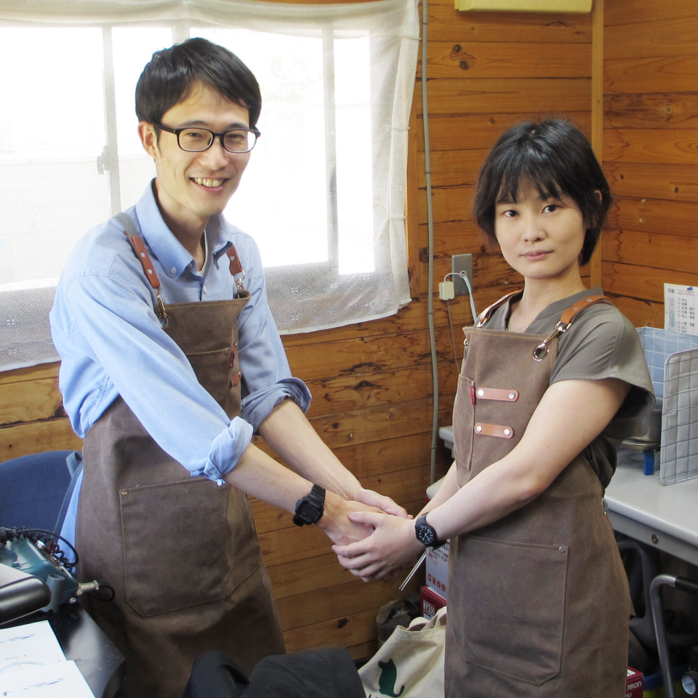 【スタッフより】 ご結婚指輪を「手作り指輪」で作成して頂きました。 手作り指輪のご予約で「手作り指輪」での作成も決まった為、2023.5.16にお打合せさせて頂きました。 お打合せ中に何度かイメージのすり合わせをさせて頂き、最終的にはお二人ともストレートタイプの結婚指輪をお作りすることになりました。 メンズリング、レディースリング共に形状は、ストレートタイプ、ただ、エッジをたてて指輪表面にひねりを加えている為シンプル過ぎず大人な印象を受けます。内石には誕生石をセッティングして頂きました。 スタッフが制作当日までにベースとなるデザイン画を見ながら作成工程の確認のため一度ワックスで制作。 当日はそれを参考にしながらのワックスで制作となりました。 制作の様子は、お二人にとっての大切な思い出になっていただけたら幸いです。 この指輪と共に末永く幸せに過ごしていただけたらと思います。 お二人にとってこの指輪が“永遠”に大切な宝物であることを願っております。 2023/6/4 ご制作いただきました、D・N様 & K・N様　の手作り結婚指輪をご紹介いたします